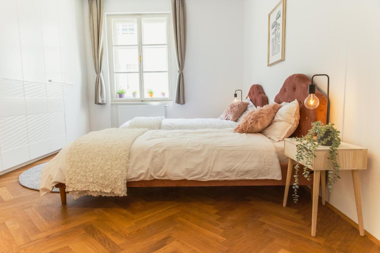 Top Location City Centre Condo In Historic Building With Free Garage Parking ليوبليانا المظهر الخارجي الصورة