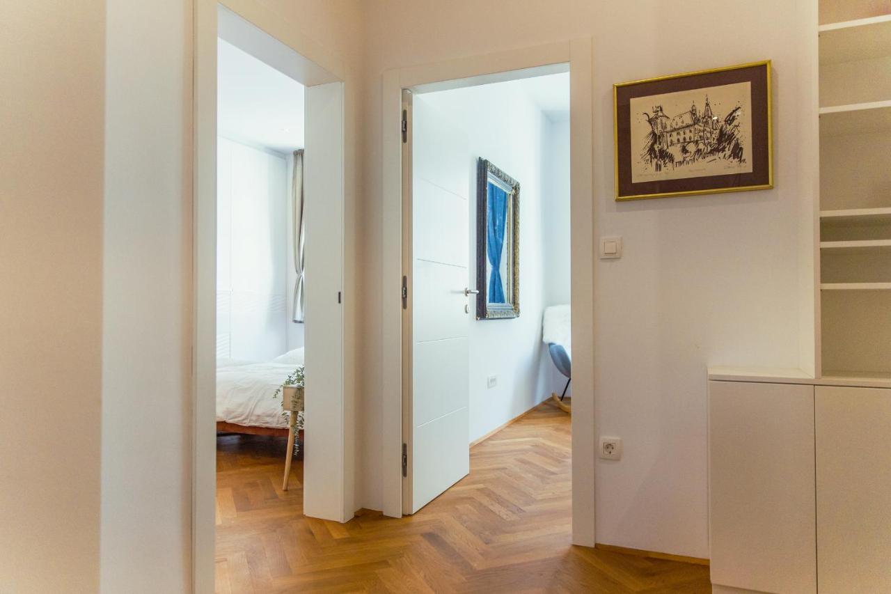 Top Location City Centre Condo In Historic Building With Free Garage Parking ليوبليانا المظهر الخارجي الصورة